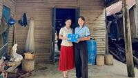 Trao 48 triệu đồng hỗ trợ thủ khoa mồ côi vượt khó học giỏi