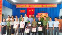 Thăm, tặng quà các gia đình chính sách, người có công tiêu biểu trên địa bàn xã Chư A Thai